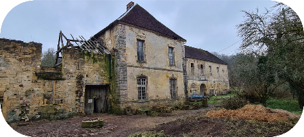 a cherlieu cour et palais abbatial.png